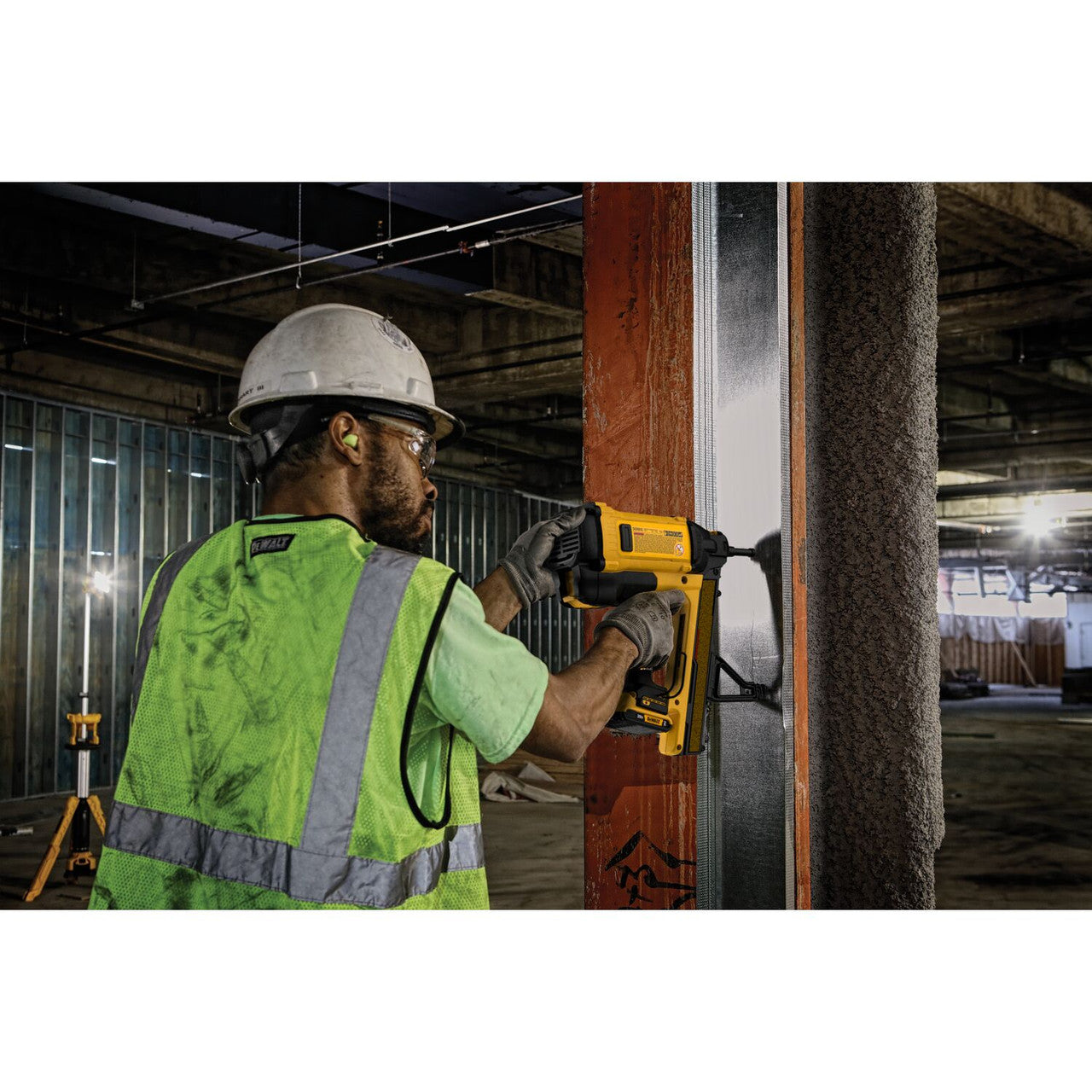 Kit de clavadora a gas para hormigón DeWalt DGN845D1 20V MAX Trak-It C6