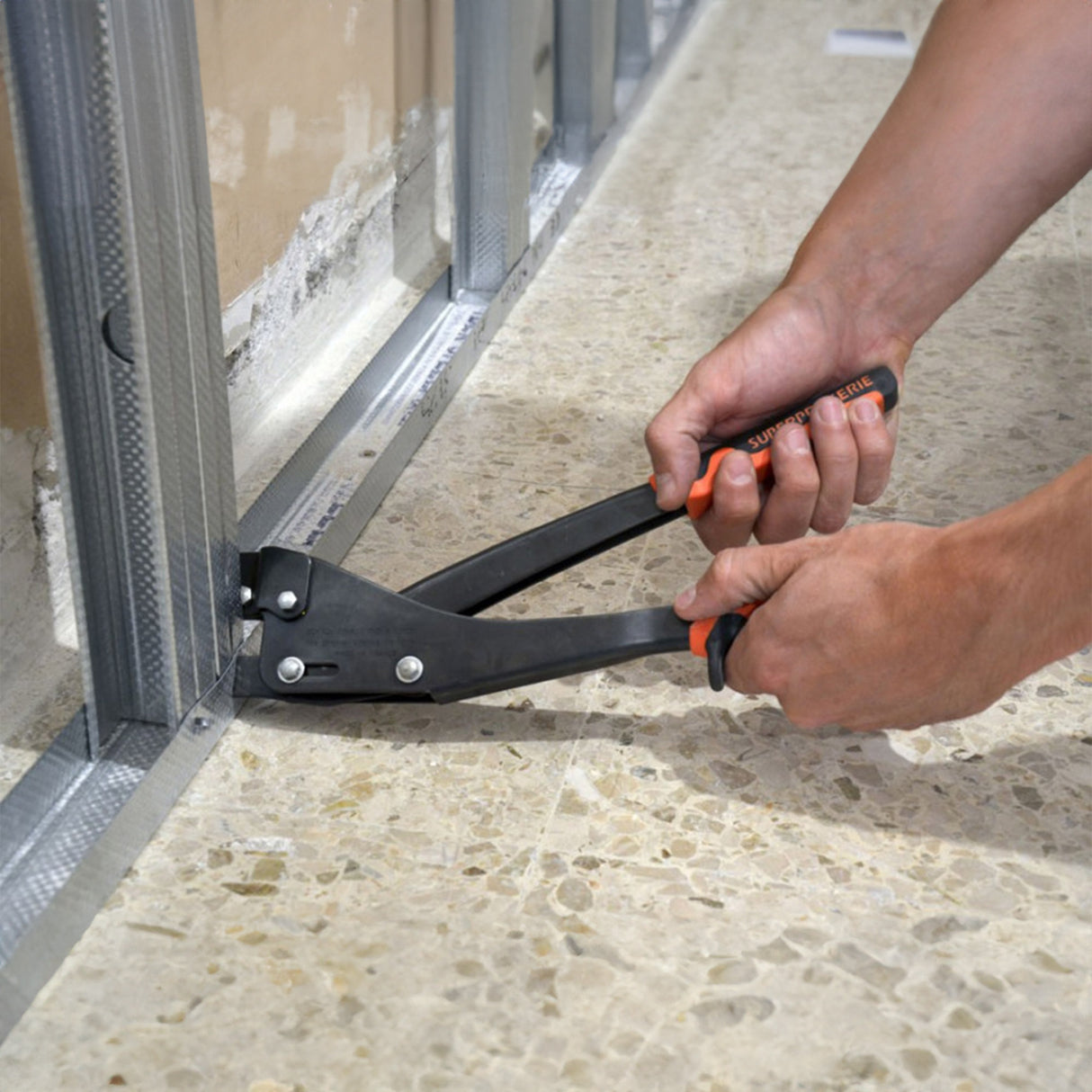 Alicates de ajuste de secciones de perfil Edma para montantes y carriles