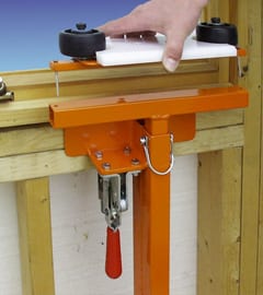 Abrazadera de ventana ajustable Adapa con guía