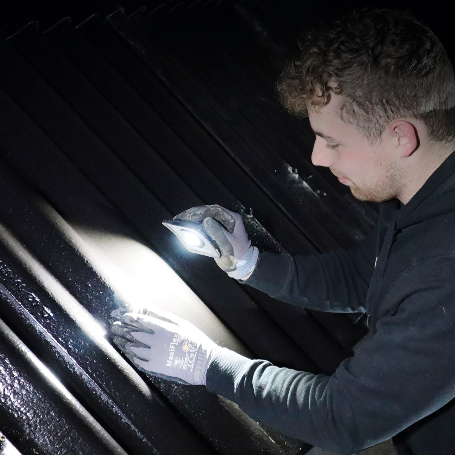 Scangrip Nova MINI Luz de trabajo LED COB compacta de alta eficiencia de 1000 lúmenes con sistema de batería intercambiable