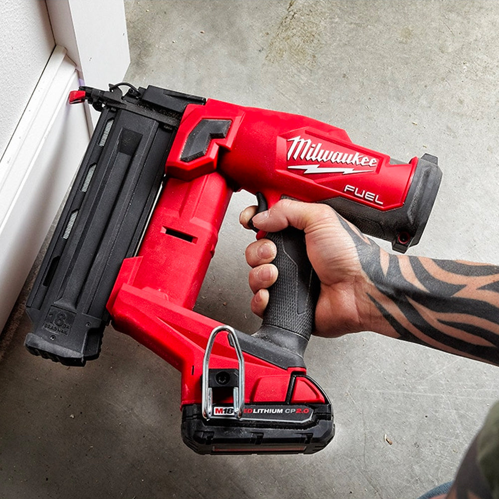 Milwaukee 2746-20 M18 Fuel 18 Gauge Brad Nailer (solo herramienta)