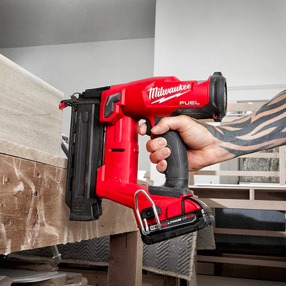 Milwaukee 2746-20 M18 Fuel 18 Gauge Brad Nailer (solo herramienta)