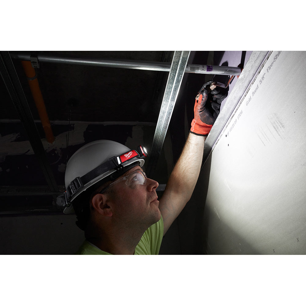 Milwaukee 2115-21 Linterna frontal recargable USB de bajo perfil