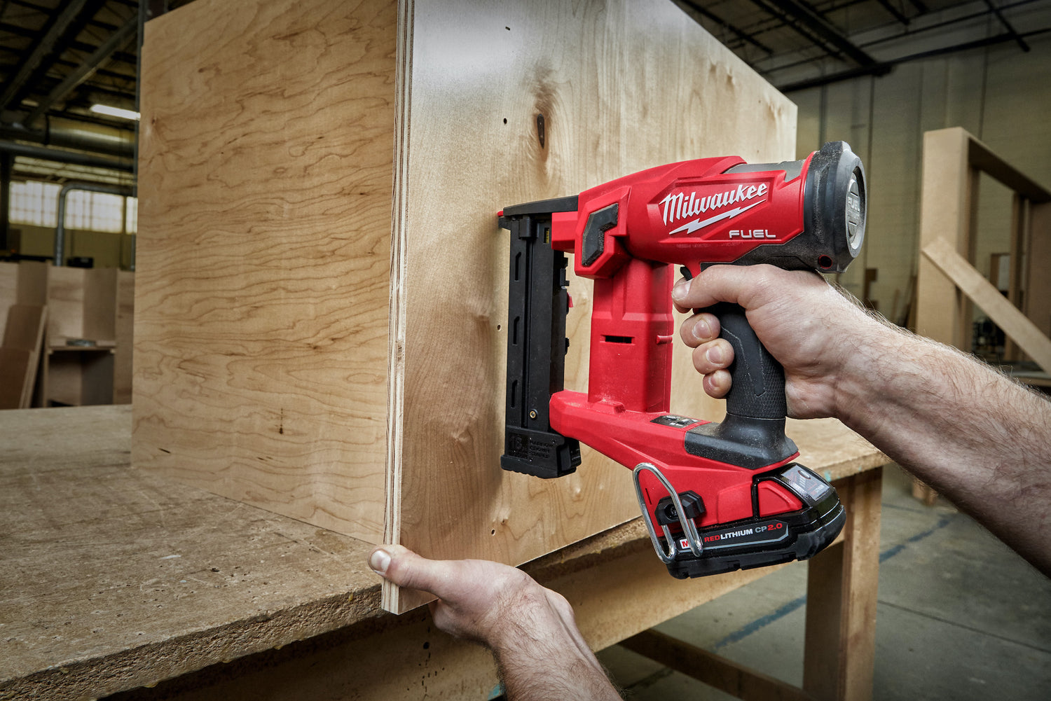 Milwaukee 2749-20 M18 Fuel 1/4" grapadora de corona estrecha (herramienta básica)