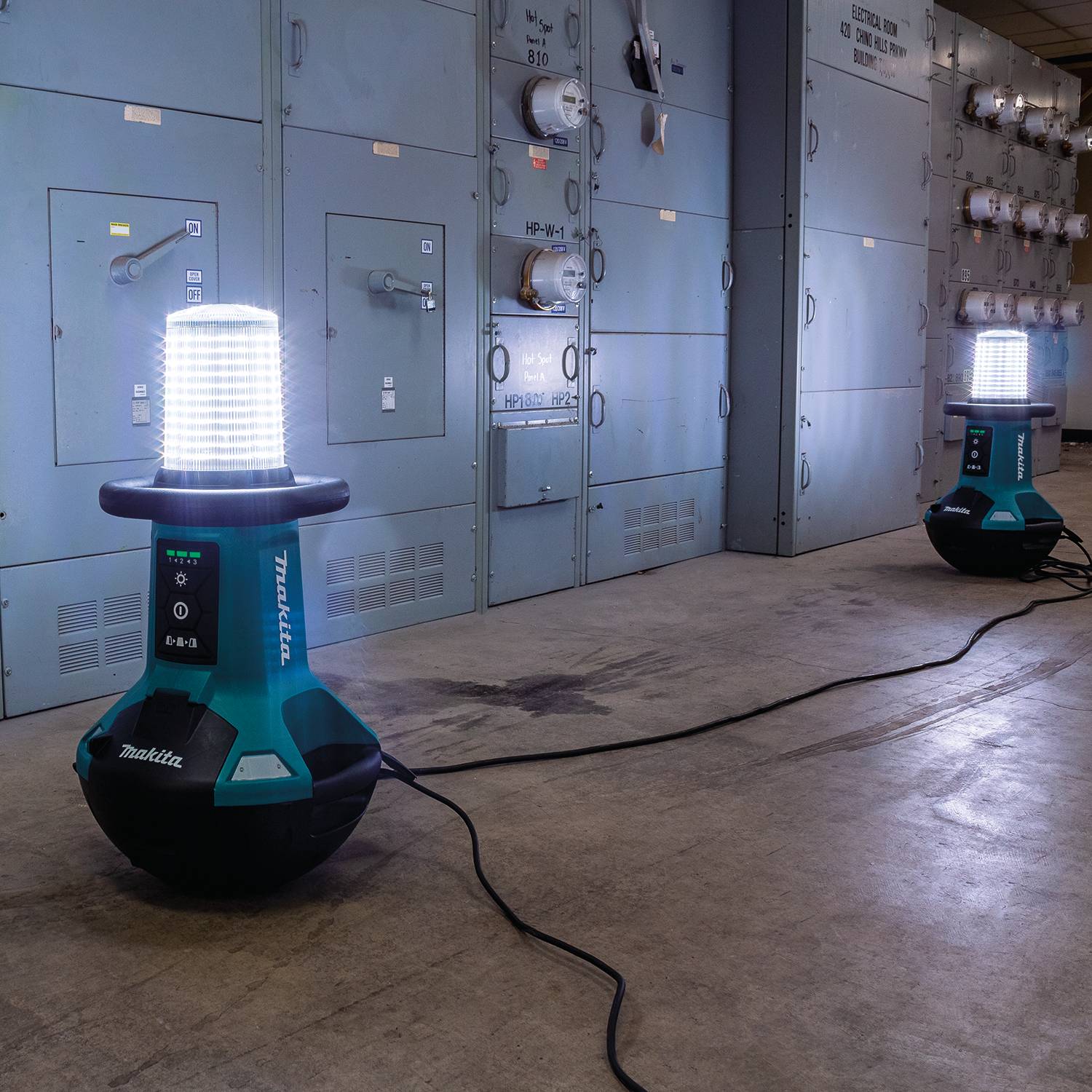 Makita DML810 18V LXT Luz de trabajo LED de enderezamiento automático (solo herramienta)