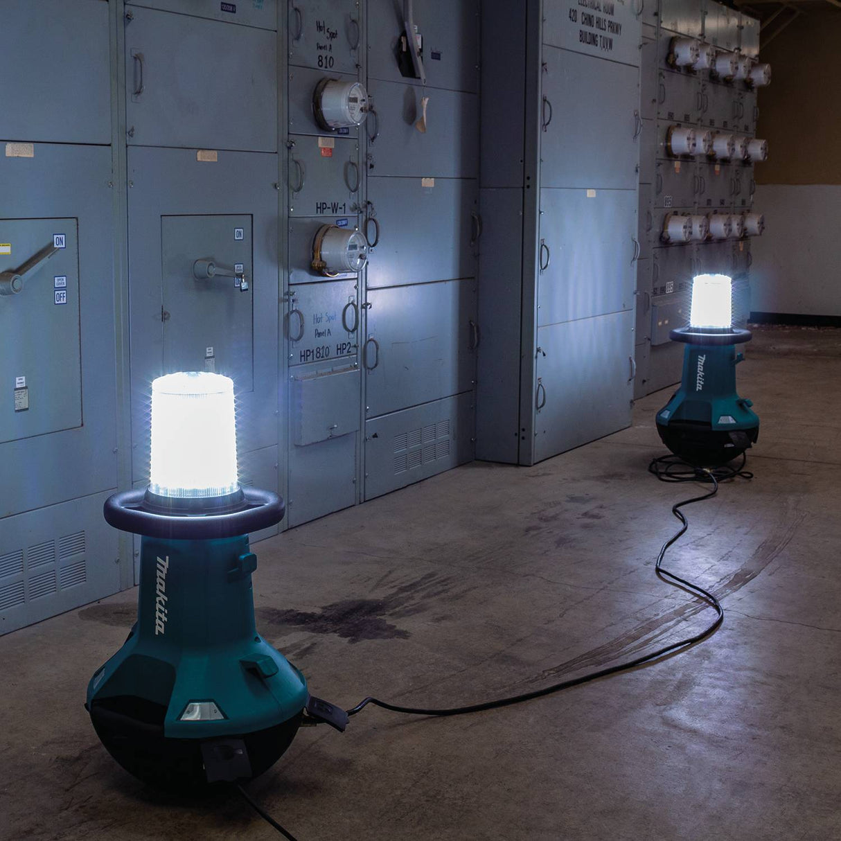 Makita DML810 18V LXT Luz de trabajo LED de enderezamiento automático (solo herramienta)