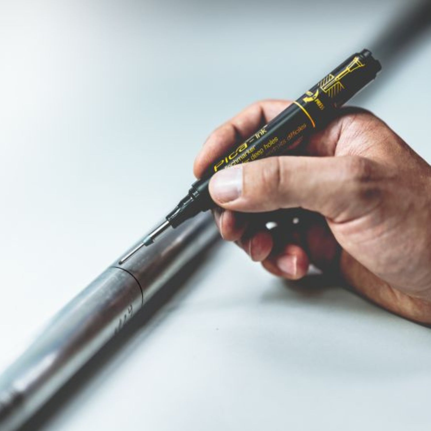 Marcador de pica para agujeros profundos