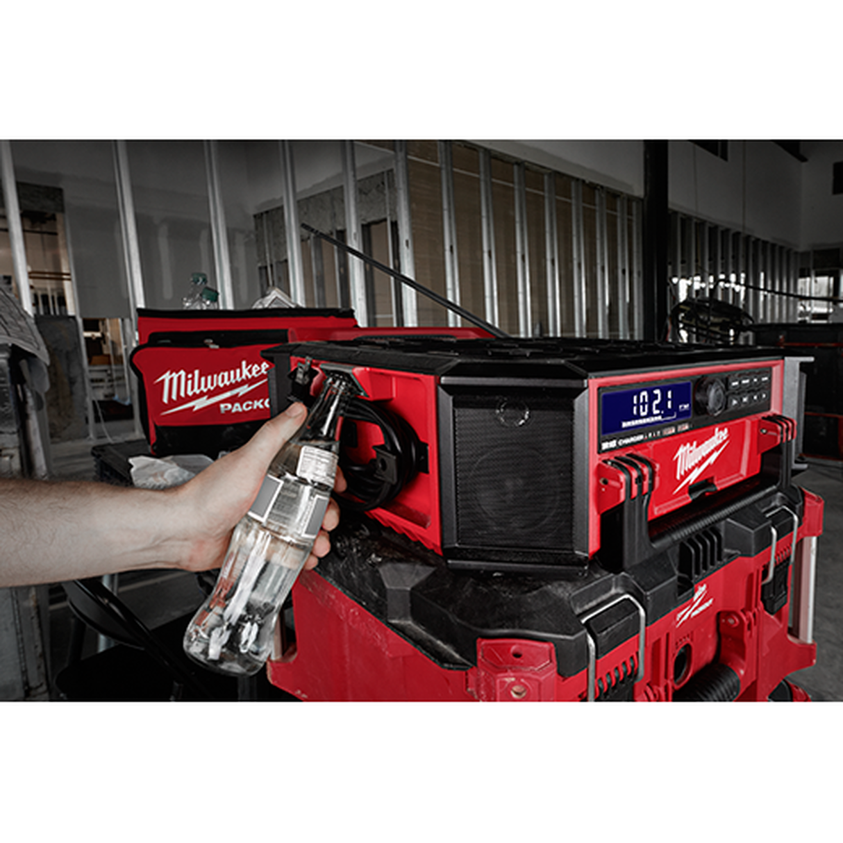 Milwaukee 2950-20 PACKOUT Radio + Chargeur