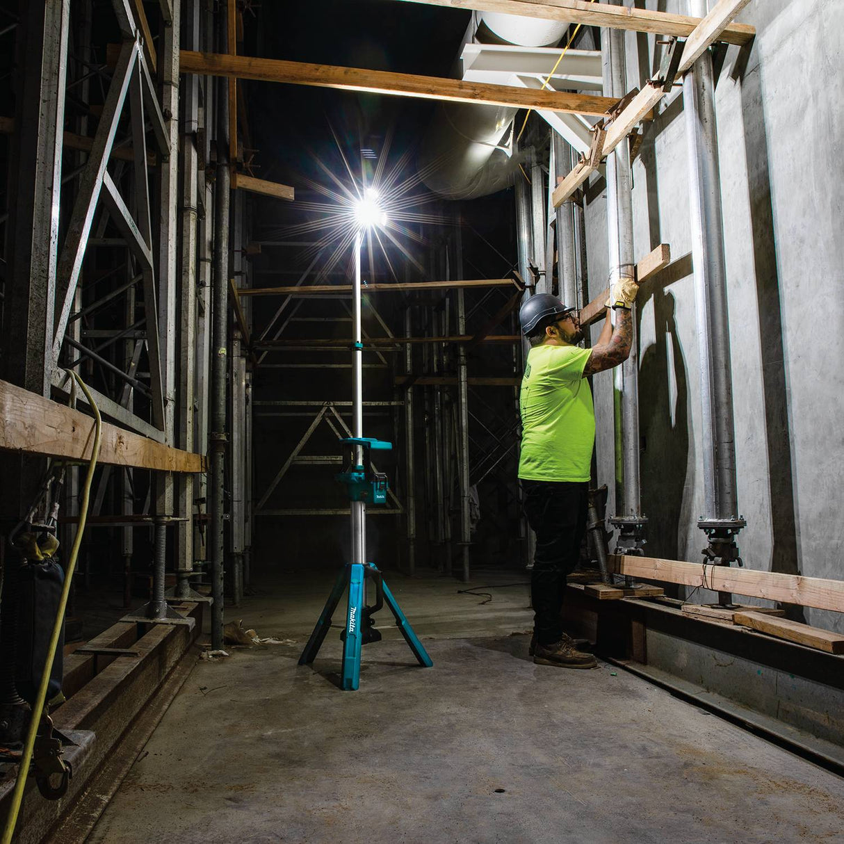 Torre de luz LED Makita DML814 18V LXT (solo herramienta)